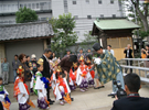 白髭神社 社殿 稚児行列のようす